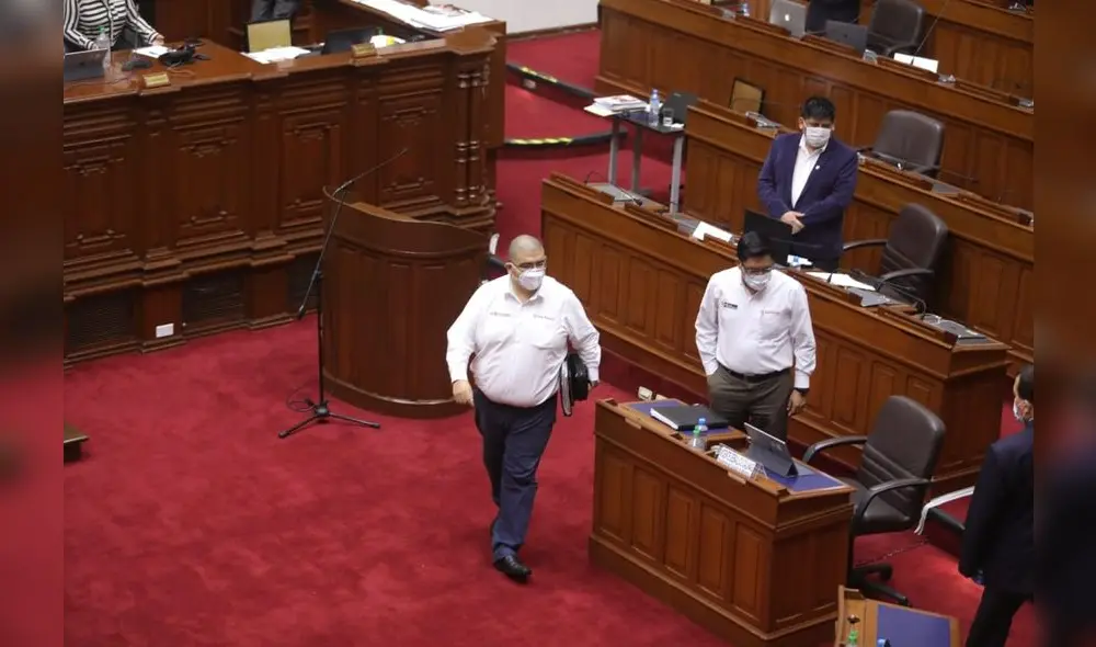 Ministro de Justicia y Vicente Zeballos, tras exponer ante el Pleno el pedido de facultades del Gobierno. Foto: PCM.