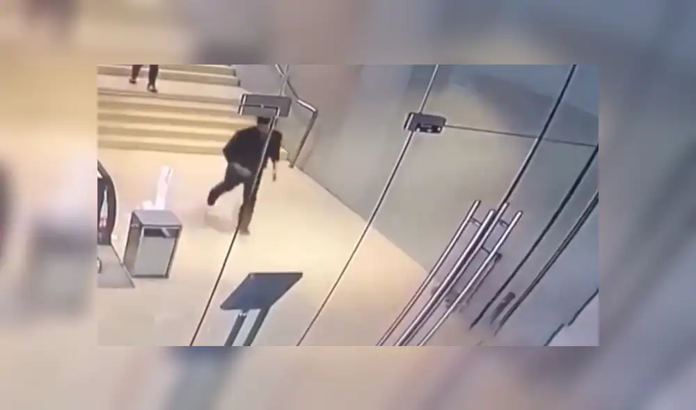 YouTube viral: joven se estampa contra puerta de vidrio y termina rompiéndola en mil pedazos [VIDEO] 