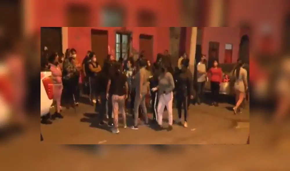 Vecinos del jirón Puno se mostraron consternados por el repentino crimen. (Foto: Captura de video / ATV Noticias) Vecinos del jirón Puno se mostraron consternados por el repentino crimen. (Foto: Captura de video / ATV Noticias)