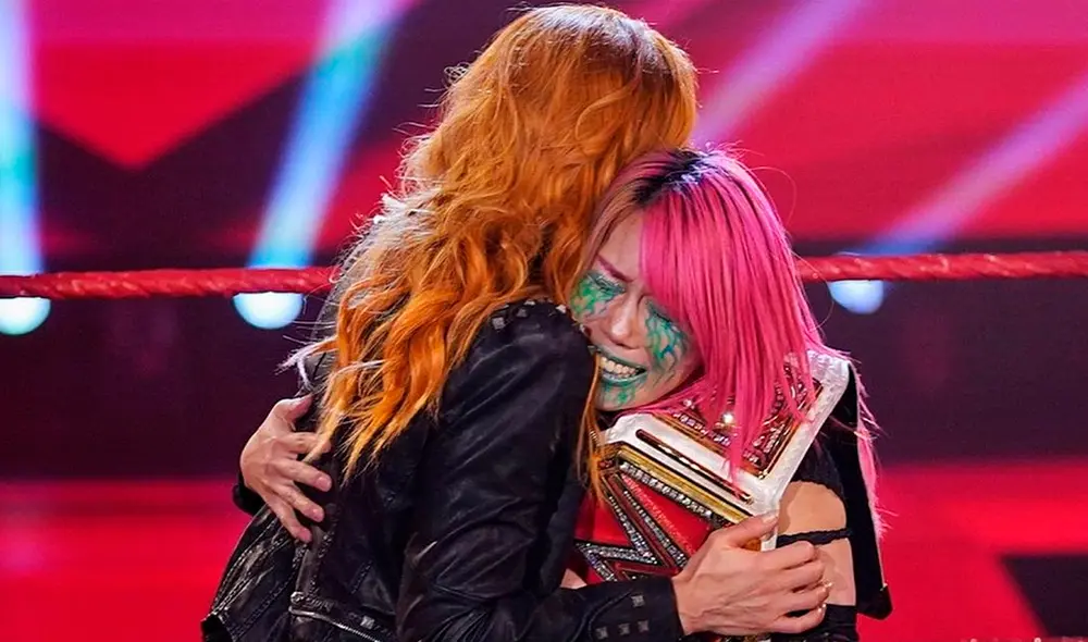 Becky Lynch y Asuka se abrazan luego del sorpresivo anuncia en WWE RAW. Foto: WWE