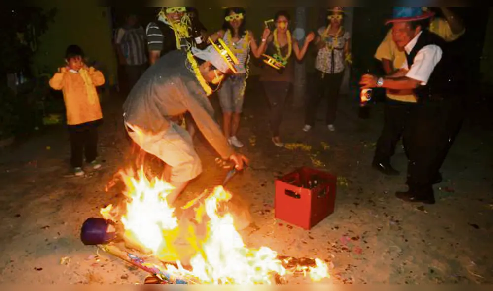 Muñecos. Son quemados para despedir el año viejo. Compactadoras podrían sufrir daños, advierten.
