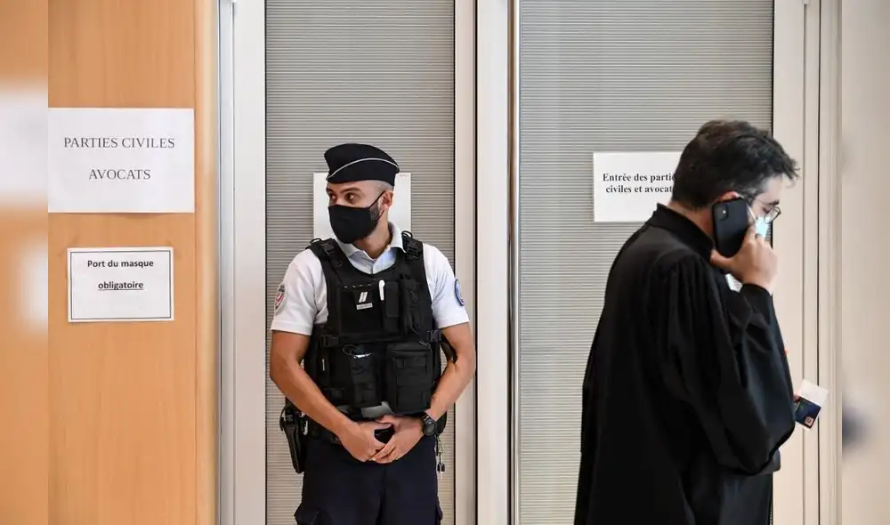 Dos de los hombres inmovilizaron a la estudiante de 22 años y el tercero la golpeó. Foto: AFP. Dos de los hombres inmovilizaron a la estudiante de 22 años y el tercero la golpeó. Foto: AFP.