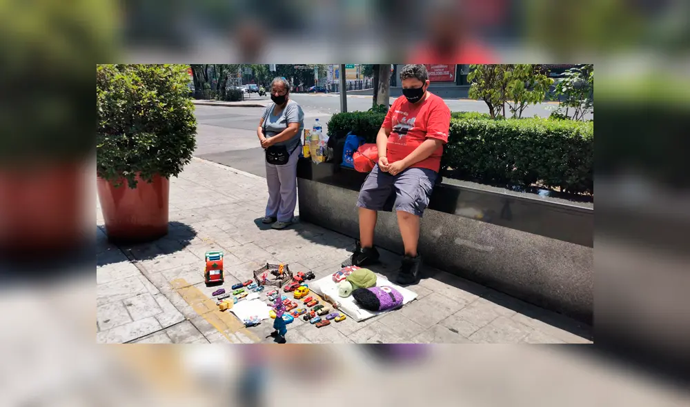 Luis Ángel conmueve al mundo con la forma en que ayuda a su mamá tras quedarse sin trabajo por la COVID-19. Foto: Captura/Azteca Noticias Luis Ángel conmueve al mundo con la forma en que ayuda a su mamá tras quedarse sin trabajo por la COVID-19. Foto: Captura/Azteca Noticias