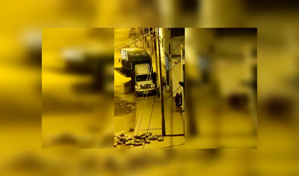 Trabajadores descargando su mercadería. Foto: Captura / URPI-GLR Trabajadores descargando su mercadería. Foto: Captura / URPI-GLR