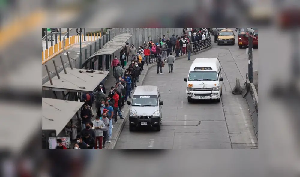 Largas colas se registran en el interior y exterior del centro comercial Mega Plaza. Foto: Aldair Mejía.