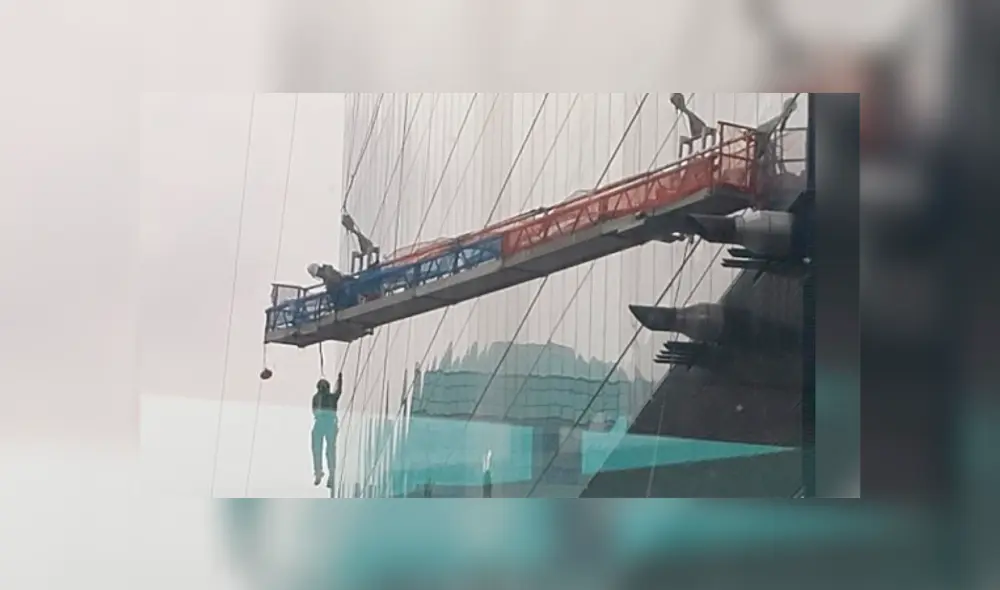 Hombre cayó de un rascacielos de 66 pisos y se salvó de morir. Hombre cayó de un rascacielos de 66 pisos y se salvó de morir.