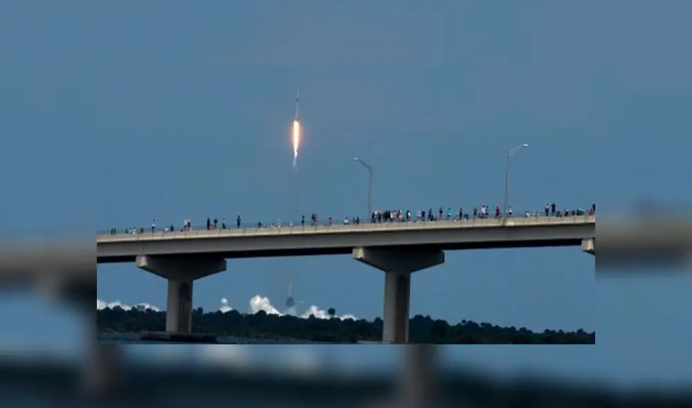 Ciudadanos observando el despegue del cohete del Crew Dragon. Foto: AFP. Ciudadanos observando el despegue del cohete del Crew Dragon. Foto: AFP.