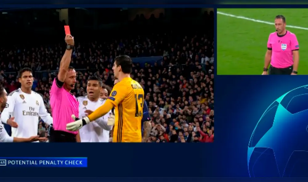 Thibaut Courtois fue expulsado por cometer una falta en el área, pero el VAR lo salvó. | Foto: Fox Sports Thibaut Courtois fue expulsado por cometer una falta en el área, pero el VAR lo salvó. | Foto: Fox Sports