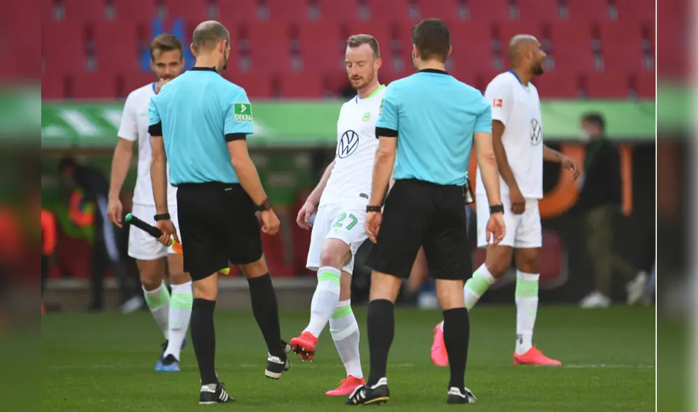 Jugadores del Wolfsburgo saludan a árbitros con los pies.