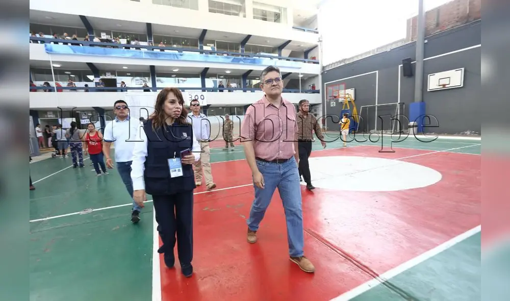 Fiscal José Domingo Pérez acudió a votar en la institución educativa Adventistas de Miraflores. Foto: Michael Ramón / La República.