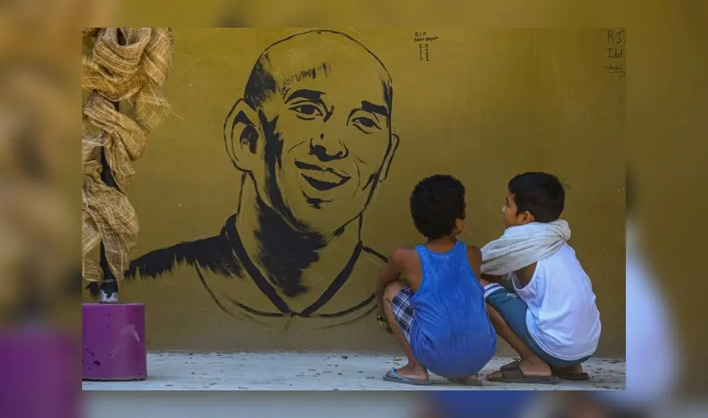 Los fanáticos de todo el mundo rinden homenaje a Kobe Bryant y a su hija Gianna. (Foto: AFP)