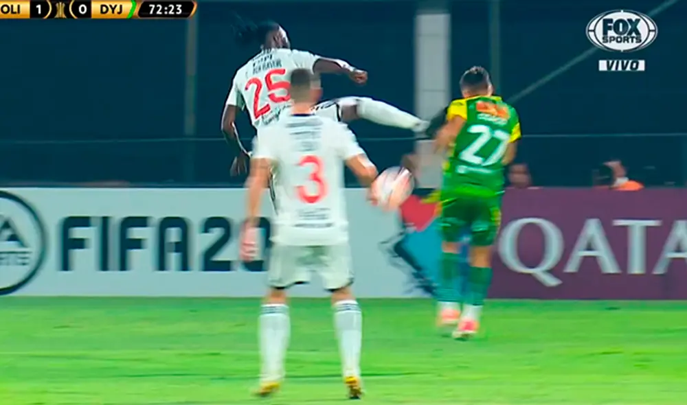 Olimpia vs. Defensa y Justicia: Emmanuel Adebayor ve la roja tras brutal patada a lo “Chiquito” Flores [VIDEO]