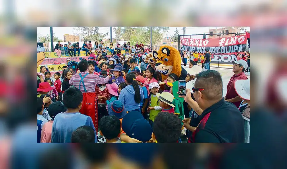 navidad. Más de 200 niños y niñas de Horacio Zeballos en Socabaya adelantaron fiestas con la mascota melgariana. navidad. Más de 200 niños y niñas de Horacio Zeballos en Socabaya adelantaron fiestas con la mascota melgariana.