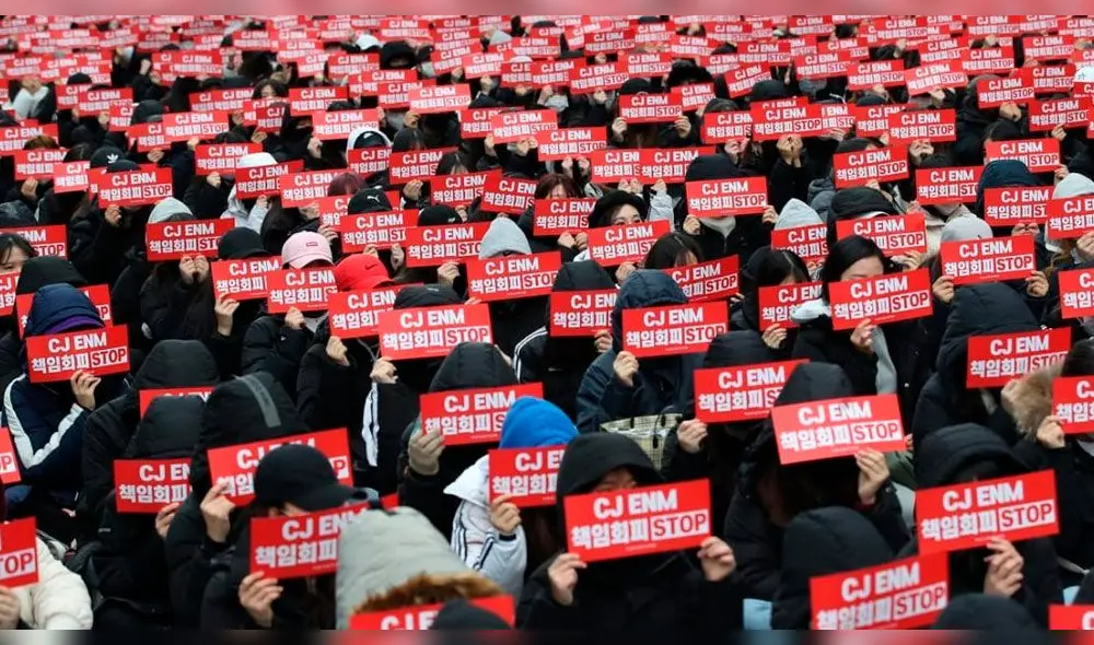 El pasado 22 de enero, cientos de fanáticos de X1 se reunieron fuera de CJ ENM para protestar. El pasado 22 de enero, cientos de fanáticos de X1 se reunieron fuera de CJ ENM para protestar.