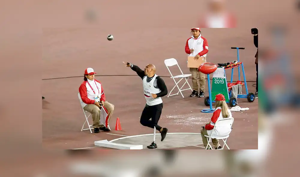 Fuerza. Carlos Felipa en plena competencia. Logró una marca de 10.71 metros. Fue ovacionado por el público.