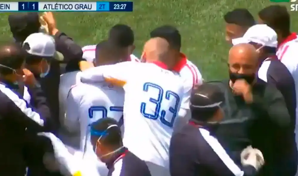 Tras anotar el empate, Marcelo Gallardo fue cubierto por sus compañeros pero el árbitro terminó expulsándolo. Foto: Captura/DirecTV