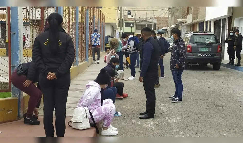 La mayoría de los detenidos, son ciudadanos extranjeros. Hombres y mujeres vivían en una casa donde vendía droga al menudeo. Foto: La República. La mayoría de los detenidos, son ciudadanos extranjeros. Hombres y mujeres vivían en una casa donde vendía droga al menudeo. Foto: La República.