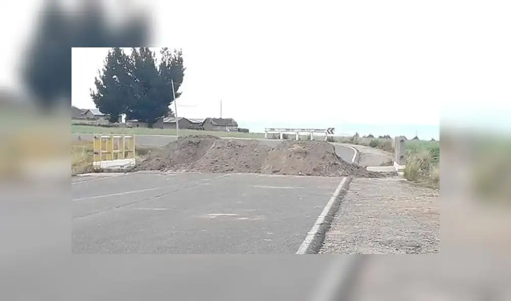 En el distrito de Copani las autoridades locales colocaron montículos de tierra sobre la carretera.