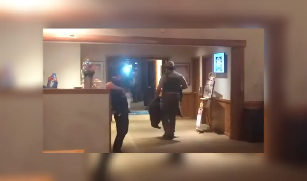 Un video viral de YouTube mostró a tres hombres aterrados luego de ver el aspecto de una peligrosa criatura que se metió al baño de un restaurante para tomar una siesta. Un video viral de YouTube mostró a tres hombres aterrados luego de ver el aspecto de una peligrosa criatura que se metió al baño de un restaurante para tomar una siesta.