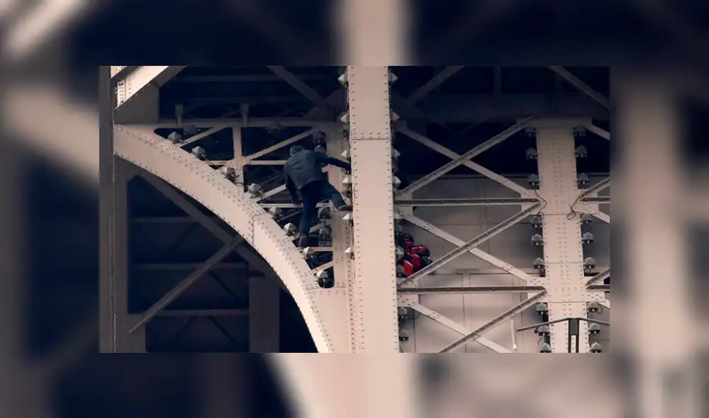 Evacúan la Torre Eiffel luego de que un hombre intentara escalarla [VIDEO]