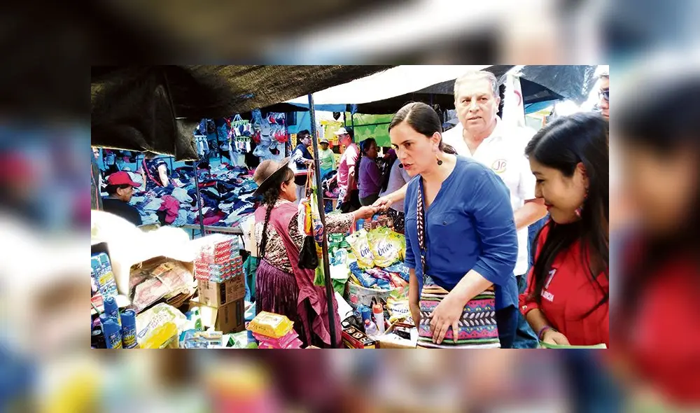 Campaña. Verónika Mendoza recorrió por horas la feria "De la chacra a la olla", junto a Valencia, la candidata de Nuevo Perú. Campaña. Verónika Mendoza recorrió por horas la feria "De la chacra a la olla", junto a Valencia, la candidata de Nuevo Perú.