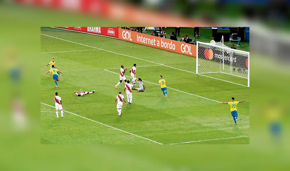 Error. Una falla en la salida acaba en el segundo tanto de Gabriel Jesús. Los jugadores peruanos se lamentan.