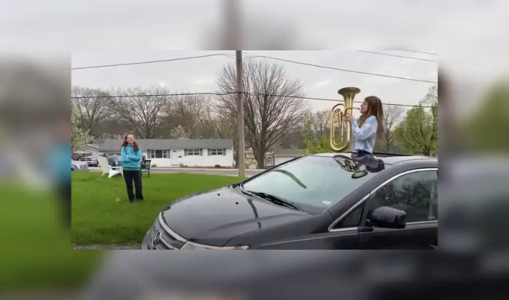 Video es viral en TikTok. Quiso darle una sorpresa a su compañera pese a estar en cuarentena y no tuvo mejor idea que tocarle la popular canción desde el auto de su padre.