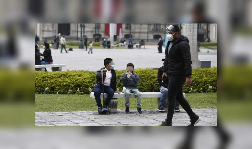 Menores pasearon entre la muchedumbre del Centro de Lima. (Foto: Marco Cotrina / La República) Menores pasearon entre la muchedumbre del Centro de Lima. (Foto: Marco Cotrina / La República)