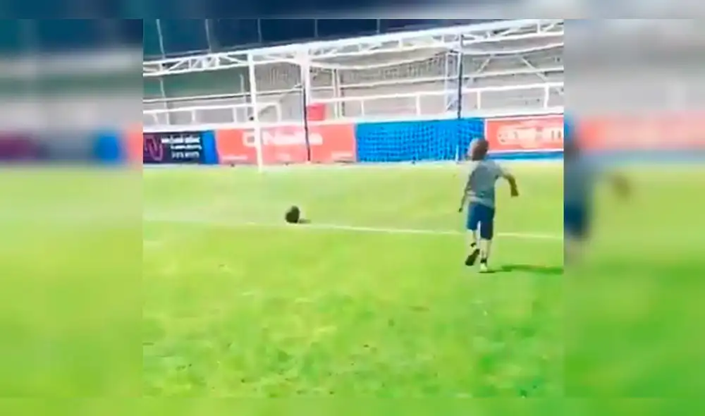 Facebook Viral: Niño estaba a punto de marcar un gol  y ocurre lo más insólito  [VIDEO]
