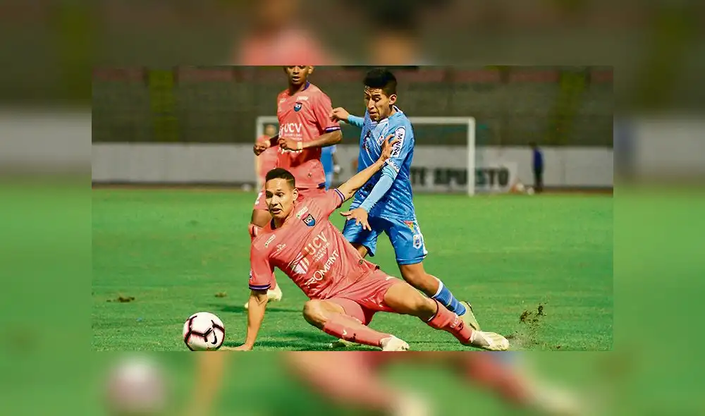 intenso. Andy Polar disputa un balón. El arequipeño fue bien marcado por los jugadores locales.