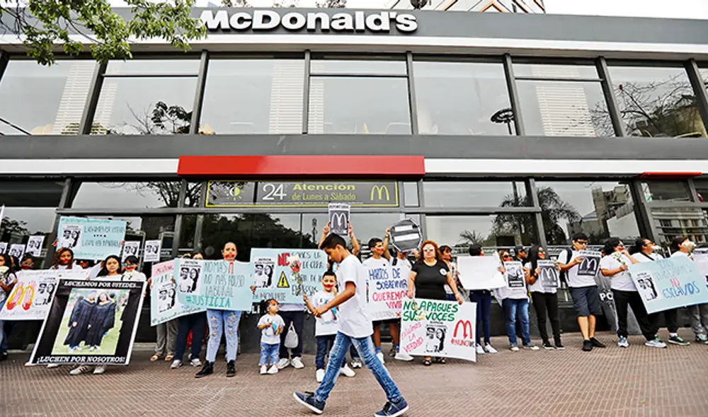 Familiares de los jóvenes fallecidos hicieron un plantón para reiterar que McDonald's no se acercó a ellos para darles alguna explicación. “Pedimos justicia para Carlos y Alexandra”. (Foto: Jorge Cerdán) Familiares de los jóvenes fallecidos hicieron un plantón para reiterar que McDonald's no se acercó a ellos para darles alguna explicación. “Pedimos justicia para Carlos y Alexandra”. (Foto: Jorge Cerdán)