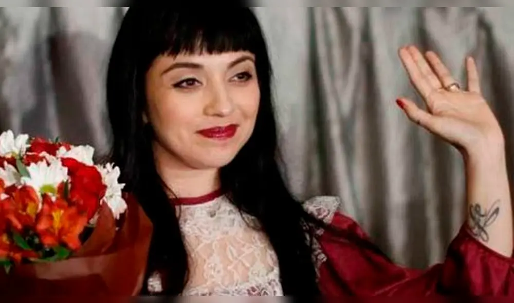 Mon Laferte sorprende a sus fans con sugerente topless 