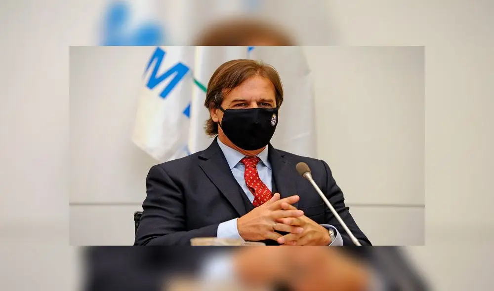 In this handout picture released on April 25, 2020 by Uruguay's Presidency, President Luis Lacalle Pou wears a face mask during a cabinet meeting in Montevideo. (Photo by - / Uruguay's Presidency / AFP) / RESTRICTED TO EDITORIAL USE - MANDATORY CREDIT "AFP PHOTO / URUGUAYAN PRESIDENCY" - NO MARKETING NO ADVERTISING CAMPAIGNS - DISTRIBUTED AS A SERVICE TO CLIENTS In this handout picture released on April 25, 2020 by Uruguay's Presidency, President Luis Lacalle Pou wears a face mask during a cabinet meeting in Montevideo. (Photo by - / Uruguay's Presidency / AFP) / RESTRICTED TO EDITORIAL USE - MANDATORY CREDIT "AFP PHOTO / URUGUAYAN PRESIDENCY" - NO MARKETING NO ADVERTISING CAMPAIGNS - DISTRIBUTED AS A SERVICE TO CLIENTS
