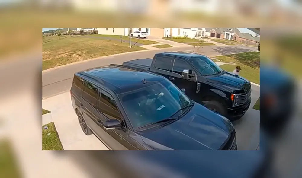 Mujer pensó que su esposo ya estaba yéndose en su camioneta, cuando lo vio tirado en la puerta de la cochera. El curioso momento se ha hecho viral en YouTube. Mujer pensó que su esposo ya estaba yéndose en su camioneta, cuando lo vio tirado en la puerta de la cochera. El curioso momento se ha hecho viral en YouTube.