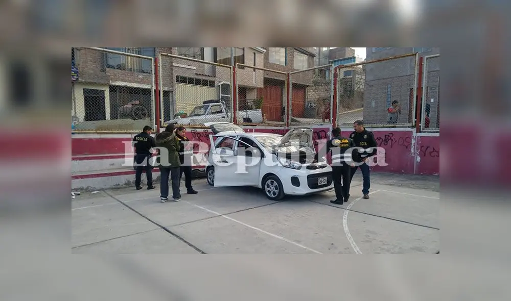 Auto fue encontrado desmantelado en una cancha deportiva del distrito de Paucarpata. Auto fue encontrado desmantelado en una cancha deportiva del distrito de Paucarpata.