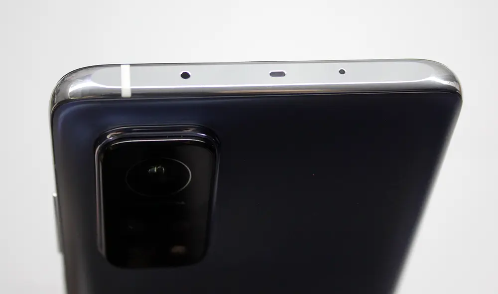 En la parte superior hay otro altavoz y el puerto de infrarrojos. Foto: Carol Larrain