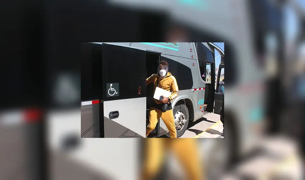 Carlos Cáceda se baja del bus que los llevó a Juliaca