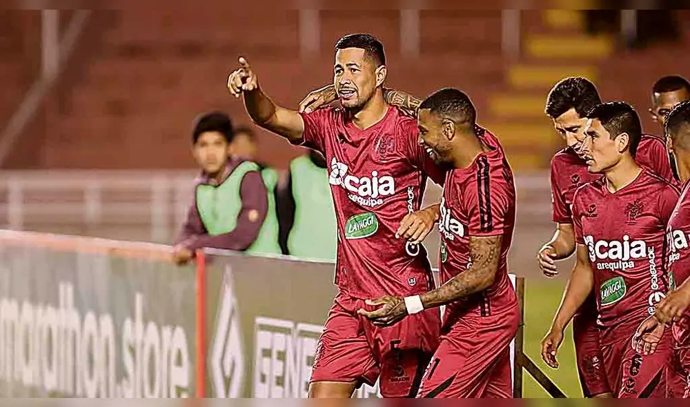 Festejo. Abrazo de Cuesta por sus 109 goles con Vidales. Con este triunfo, el cuadro arequipeño se mete entre los primeros. Festejo. Abrazo de Cuesta por sus 109 goles con Vidales. Con este triunfo, el cuadro arequipeño se mete entre los primeros.