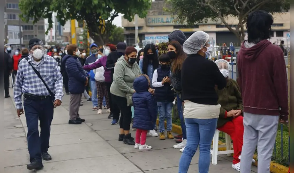 Desorden en el primer día de campaña de vacunación del Minsa. Foto: Félix Contreras / La República Desorden en el primer día de campaña de vacunación del Minsa. Foto: Félix Contreras / La República