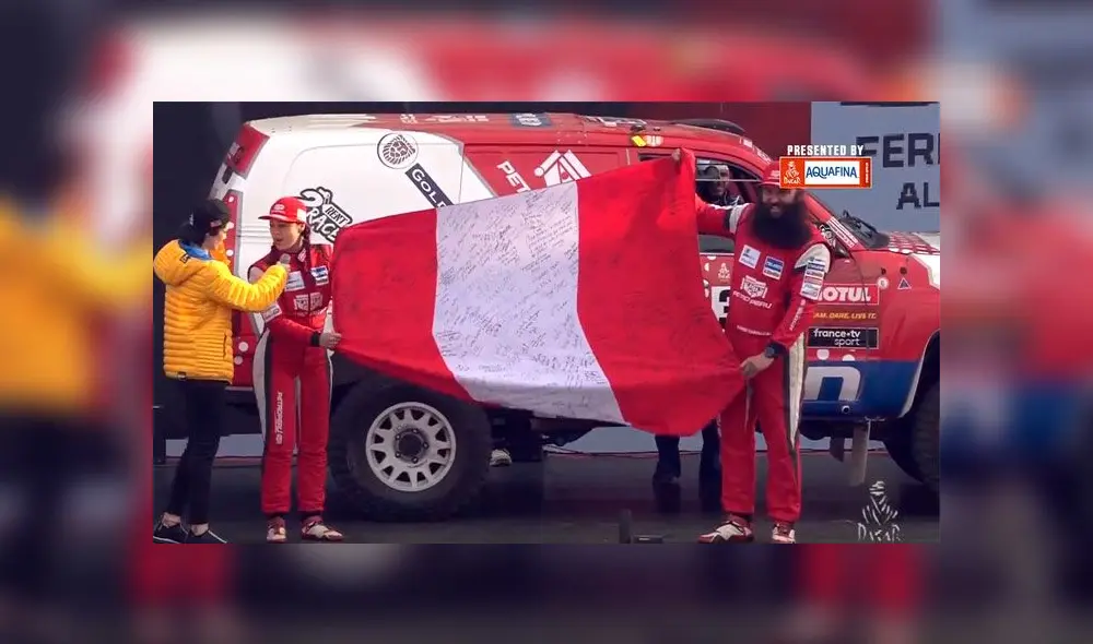 Fernanda Kanno y Alonso Carrillo llevaron a Arabia Saudita una bandera peruana con firmas de sus fanáticos. Foto: captura