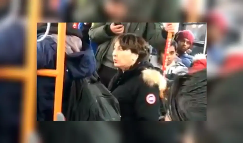 Facebook viral: señora insulta a jóvenes que no quieren cederle asiento en metro [VIDEO]