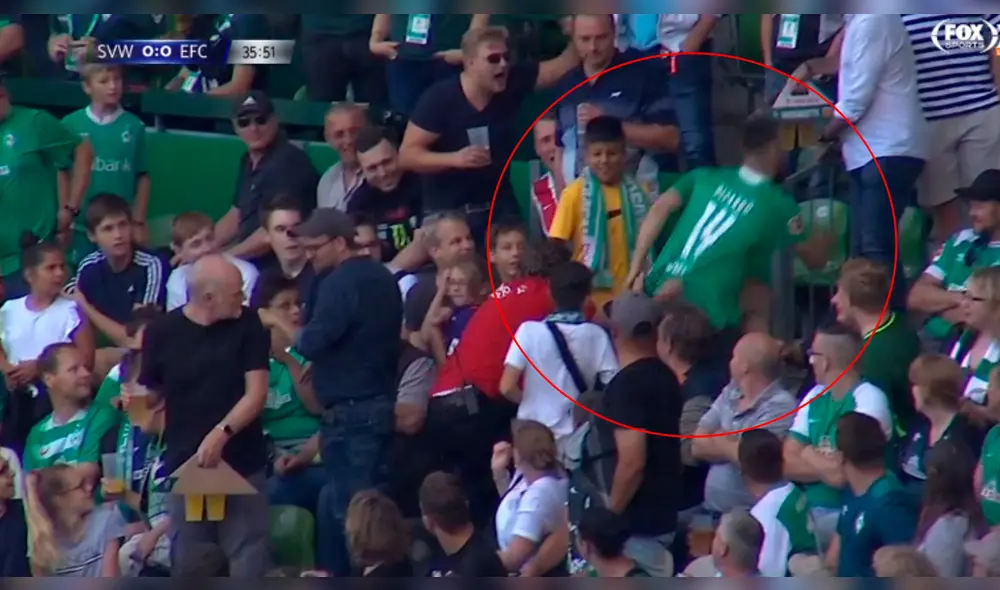 Claudio Pizarro: hincha del Werder Bremen invade la cancha portal la 14 del Bombardero de los Andes. Foto: captura de video. Claudio Pizarro: hincha del Werder Bremen invade la cancha portal la 14 del Bombardero de los Andes. Foto: captura de video.