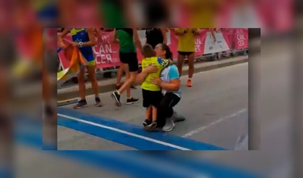 El pequeño de seis años llegó a la línea final donde lo esperó su mamá con los brazos abiertos. Vía: YouTube Foto: Captura El pequeño de seis años llegó a la línea final donde lo esperó su mamá con los brazos abiertos. Vía: YouTube Foto: Captura