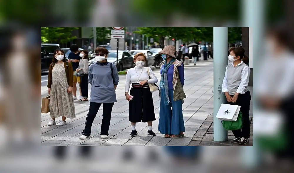 People wait to cross a street in Tokyo on May 24, 2020. (Photo by CHARLY TRIBALLEAU / AFP) People wait to cross a street in Tokyo on May 24, 2020. (Photo by CHARLY TRIBALLEAU / AFP)