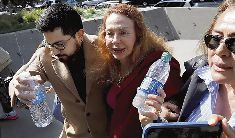 Sin control. Al salir de la audiencia, Eliane Karp insultó al fiscal Vela y a los periodistas.