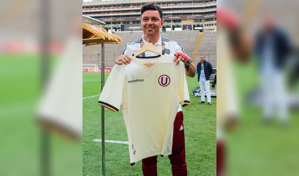 El cuadro crema obsequió una camiseta con el nombre bordado a cada integrante de River Plate. Foto: Twitter Club Universitario de Deportes.