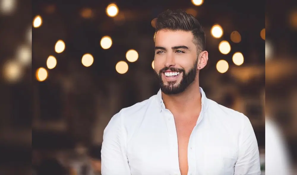 Roberto Carlo comparte fotografía con su novio. (Foto: Facebook)