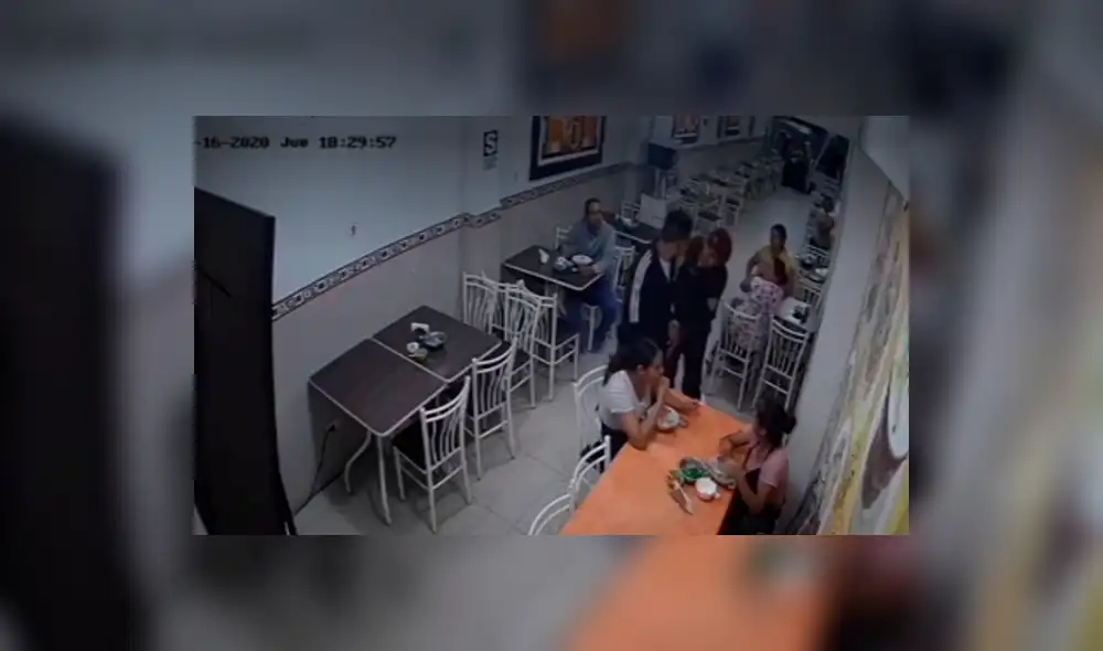 Policía y hampón forcejearon antes del disparo. Captura América TV Policía y hampón forcejearon antes del disparo. Captura América TV