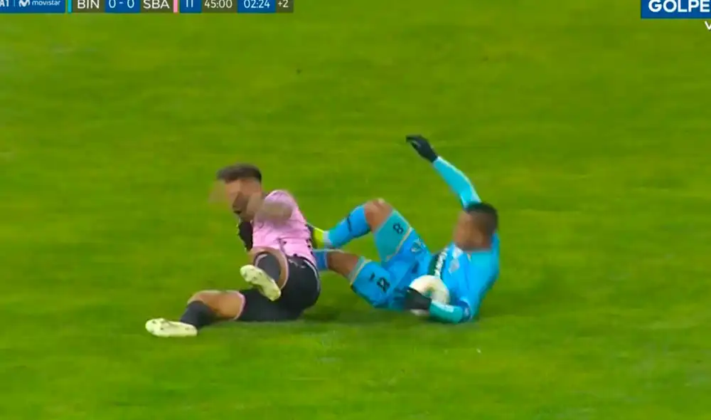Yorkman Tello recibió la tarjeta amarilla por brutal jugada. Foto: Captura Yorkman Tello recibió la tarjeta amarilla por brutal jugada. Foto: Captura