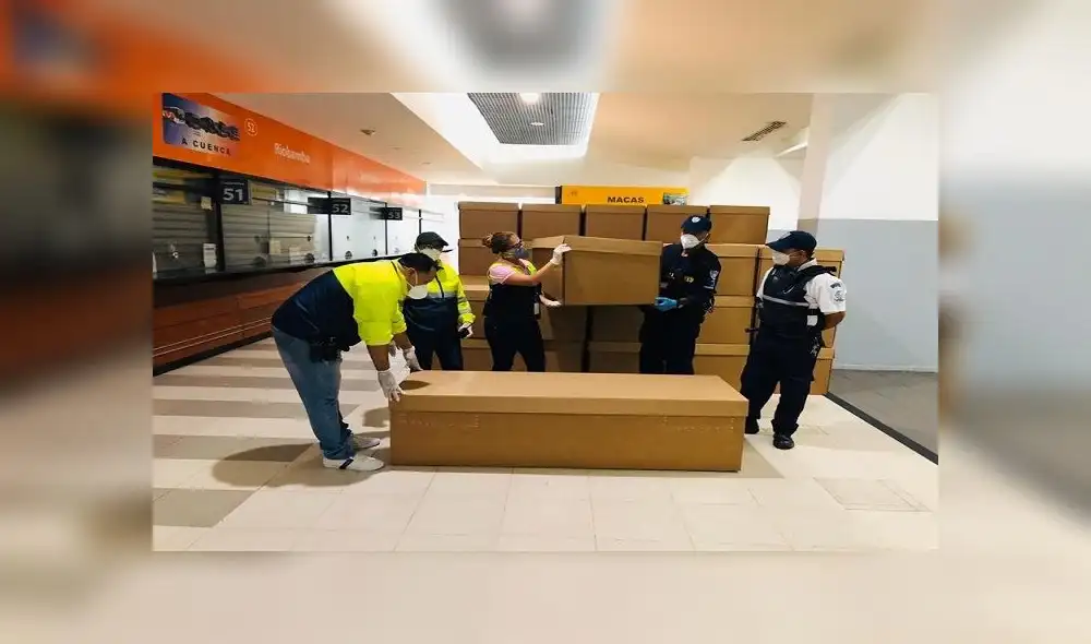 Ataúdes de cartón fueron almacenados en la terminal terrestre de Guayaquil (Ecuador). Foto: EFE Ataúdes de cartón fueron almacenados en la terminal terrestre de Guayaquil (Ecuador). Foto: EFE
